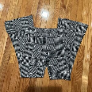 No Boundaries Super Soft Large Monochrome Houndstooth Leggings